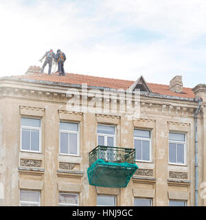 Dachreparatur der alten Gebäude Stockfoto