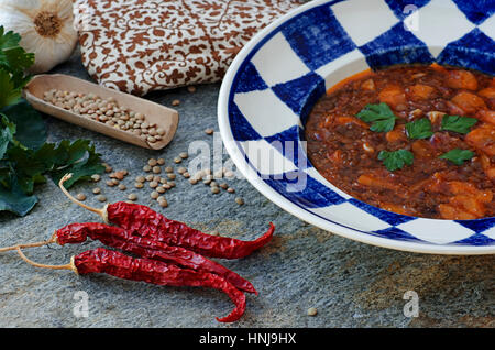 Würzige Linsensuppe mit Karotten, Knoblauch und Chili peppers Stockfoto