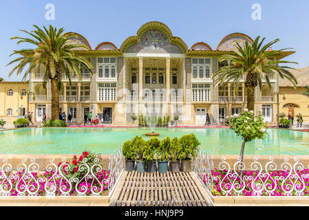 SHIRAZ, IRAN – 27. April 2015: Eram Garten mit türkisfarbenen pool Stockfoto