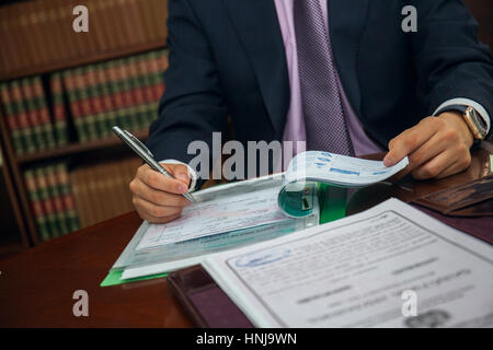 Nahaufnahme von Rechtsanwalt Geschäftsmann am Tisch sitzen und unterschreiben Stockfoto