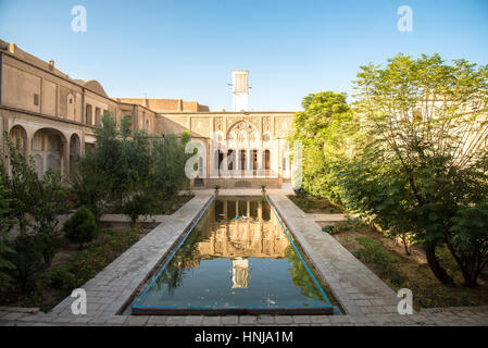 KASHAN, IRAN - 25. August 2016: Alten historischen persischen aristokratischen Mossadegh Traditionshaus - Garten Blick Stockfoto