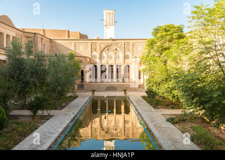 KASHAN, IRAN - 25. August 2016: Alten historischen persischen aristokratischen Mossadegh Traditionshaus - Garten Blick Stockfoto