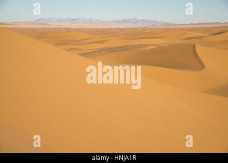 Sanddünen in der Wüste Dasht-e Kavir bei Sonnenuntergang im Iran Stockfoto