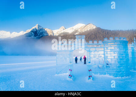 Ice Castle im Winter, Lake Louise, Banff National Park, Alberta, Kanada Stockfoto