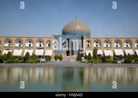 ISFAHAN, IRAN - 29. August 2016: Sheikh Lotfollah Moschee östlich von Naqsh-e Jahan Quadrat in Isfahan - eines der UNESCO-Welterbestätten Stockfoto