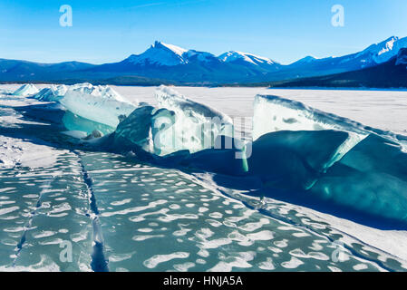 Großen gefalteten Eisbrocken See, Abraham Lake, Alberta, Kanada Stockfoto