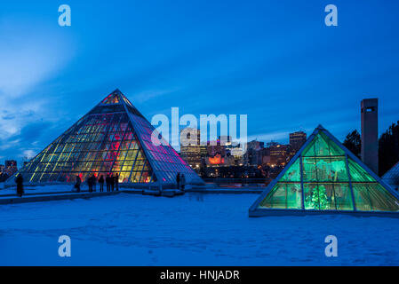 Skyline von Edmonton und beleuchteten Muttart Conservatory Pyramiden, einen botanischen Garten in Edmonton, Alberta, Kanada Stockfoto