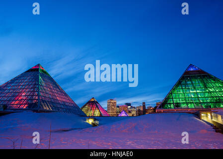 Skyline von Edmonton und beleuchteten Muttart Conservatory Pyramiden, einen botanischen Garten in Edmonton, Alberta, Kanada Stockfoto