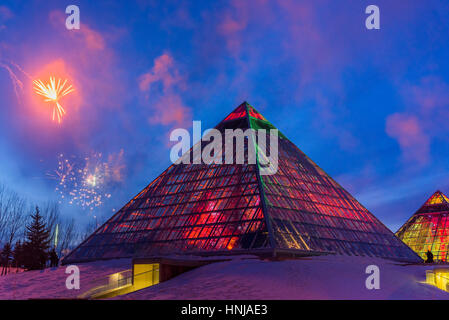 Beleuchtete Muttart Conservatory Pyramiden, einen botanischen Garten in Edmonton, Alberta, Kanada Stockfoto