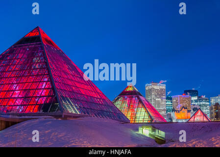 Skyline von Edmonton und beleuchteten Muttart Conservatory Pyramiden, einen botanischen Garten in Edmonton, Alberta, Kanada Stockfoto