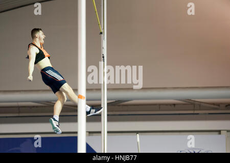 Ein Stabhochspringer feiert, als er die Bar an den britischen Leichtathletik Indoor Team Trials am English Institute of Sport, Sheffield, United Kingdo löscht Stockfoto