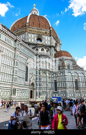 Blick auf die Straße von Il Duomo, die Kathedrale der Heiligen Maria der Blume, der Kathedrale von Florenz in Italien Stockfoto