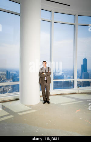 Real Estate Agent Chezi Rafaeli in die unvollendete (damals) 89. Etage Penthouse des Trump Tower in Chicago, Illinois. Stockfoto