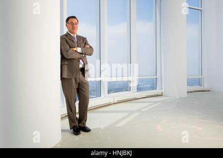 Real Estate Agent Chezi Rafaeli in die unvollendete (damals) 89. Etage Penthouse des Trump Tower in Chicago, Illinois. Stockfoto