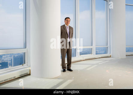 Real Estate Agent Chezi Rafaeli in die unvollendete (damals) 89. Etage Penthouse des Trump Tower in Chicago, Illinois. Stockfoto