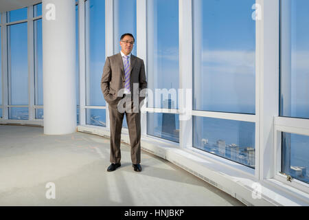 Real Estate Agent Chezi Rafaeli in die unvollendete (damals) 89. Etage Penthouse des Trump Tower in Chicago, Illinois. Stockfoto