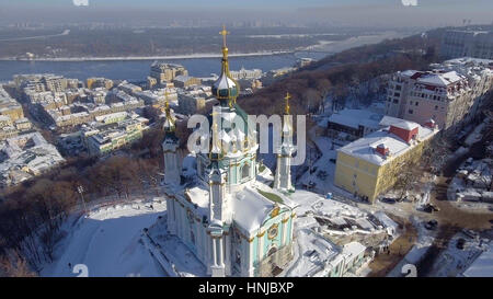 St. Andreaskirche in Kiew auf der Andreewskij Abstieg wurde 1747-1754 gebaut und entworfen von dem berühmten Architekten Bartolomeo Rastrelli, Ukraine. Stockfoto