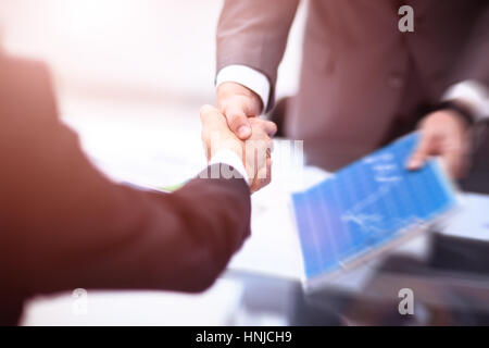 Nahaufnahme der Geschäftsmann Partnerschaftskonzept Handshake. Foto von zwei Geschäftsmann-Handshake-Prozess. Erfolgreichen Geschäftsabschluss nach großen treffen. Stockfoto
