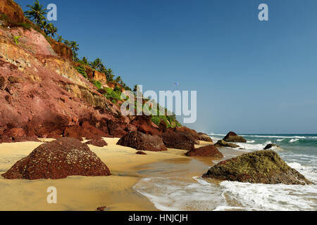 Schöne orange Klippen am Strand Varkala. Indien Stockfoto