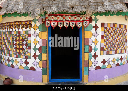 Traditionell eingerichtete Hütte in der Stammes-Dorf in der Wüste in Indien im Bundesstaat Gujarat Stockfoto