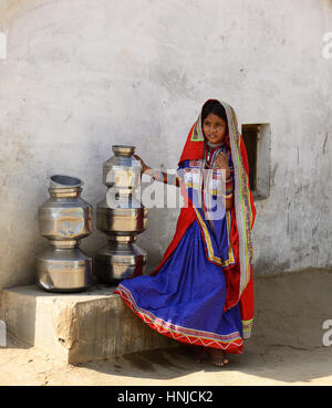 BHUJ, Indien - Januar 13: Das ethnische Mädchen bereitet für Wasser zum Brunnen in der Wüste in den Bundesstaat Gujarat, Bhuj im 13. Januar 2015 gehen Stockfoto