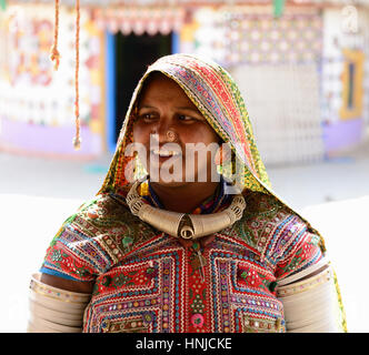 BHUJ, RAN OF KUTCH, Indien - Januar 13: Porträt einer Lambada-Frau mit ihrem traditionellen Schmuck in Gujarat, Ran von Kutch im 13. Januar 2015 Stockfoto