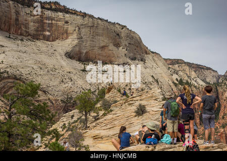 Wanderer genießen die Aussicht auf Angels Landing im Zion Nationalpark, Utah, USA Stockfoto