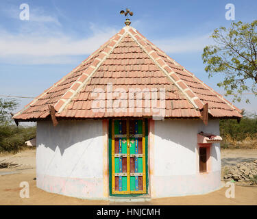 Traditionell eingerichtete Hütte in der Stammes-Dorf in der Wüste in Indien im Bundesstaat Gujarat Stockfoto