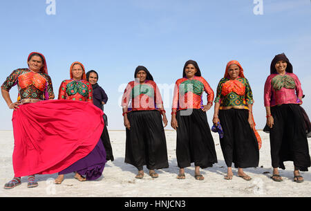 BHUJ, RAN KUCH, Indien - Januar 13: Die Indianerin in traditioneller Tracht mit der Reise auf die Salzwüste in der Ran Kuch in Gujarat sta Stockfoto