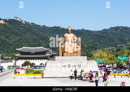 SEOUL, Südkorea: Menschen wandern rund um den König Sejong-Statue auf dem Gwanghwamun Platz in Seoul mit dem Heungnyemun Tor im Hintergrund Stockfoto