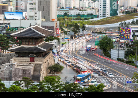 SEOUL, Südkorea - 8. September 2015: Autos laufen umher Heunginjimun Tor (oder Dongdaemun Tor) ist Teil der Festungsmauer in Seoul im Süden K Stockfoto