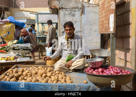 BHUJ, GUJARAT, Indien - Januar 15: Verkäufer von Gemüse aus Karren auf der Straße in die Bhuj Stadt in den Bundesstaat Gujarat in Indien, Bhuj im Januar 15, 2 Stockfoto