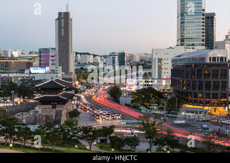 SEOUL, Südkorea - 8. September 2015: Autos laufen umher Heunginjimun Tor (oder Dongdaemun Tor) ist Teil der Festungsmauer in Seoul im Süden K Stockfoto