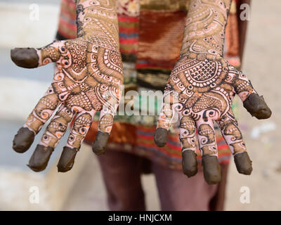 Henna auf die Hände von Frauen aus Indien Stockfoto