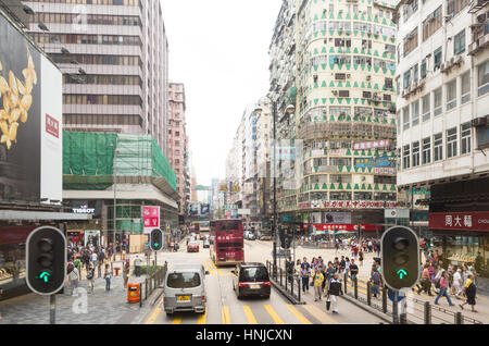 Kowloon, Hong Kong - 18. April 2015: Autos und Busse finden ihren Weg entlang der Nathan Road im Herzen des Einkaufsviertels Tsim Sha Tsui in Kowloon, Ho Stockfoto