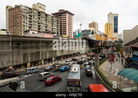 KUALA LUMPUR, MALAYSIA - 4. November 2014: Eine Einschienenbahn Autofahrten auf seine erhöhte Spur über Schwerlastverkehr auf der Straße von Kuala Lumpur, Malaysia-Kappe Stockfoto