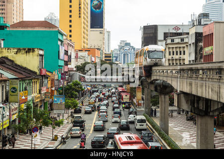 KUALA LUMPUR, MALAYSIA - 4. November 2014: Eine Einschienenbahn Autofahrten auf seine erhöhte Spur über Schwerlastverkehr auf der Straße von Kuala Lumpur, Malaysia-Kappe Stockfoto