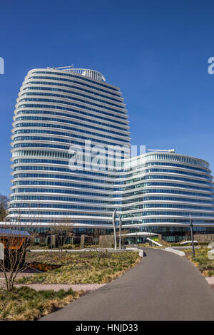 Weg zu einem modernen Bürogebäude in Groningen Stockfoto