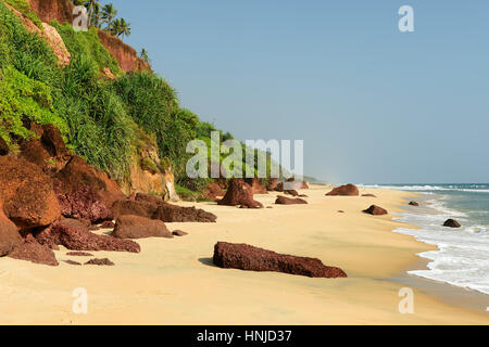 Schöne orange Klippen am Strand Varkala. Indien Stockfoto