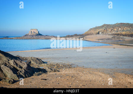 Sein Grand und Petit werden Inseln bei Ebbe in Saint Malo, Bretagne, Frankreich Stockfoto