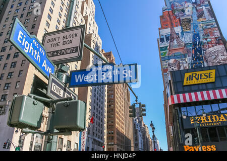 New York Straßenschild an der 8. Avenue und West 34th Street. Stockfoto