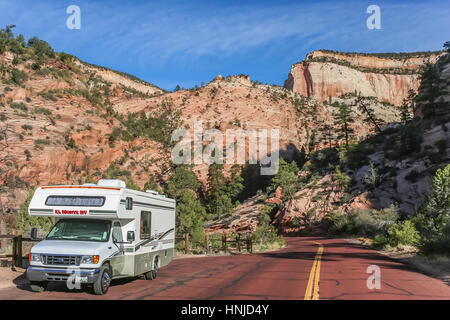Wohnmobil auf einer Straße durch den Zion National Park, USA Stockfoto