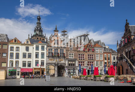 Zentralen Marktplatz in Nijmegen, Niederlande, mit Menschen, die in der Sonne sitzen Stockfoto