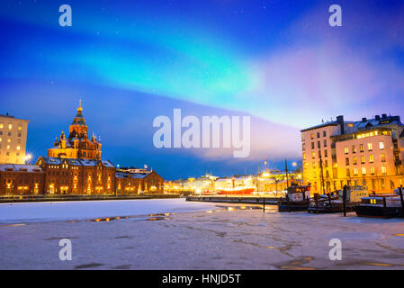 Nordlichter über den gefrorenen alten Hafen im Stadtteil Katajanokka mit Uspenski orthodoxe Kathedrale in Helsinki, Finnland Stockfoto