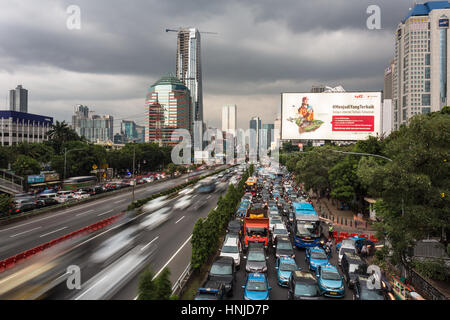 JAKARTA, Indonesien - 18. April 2016: Viele Autos und Motorcyles im Stau in einer sehr belebten Straße in der Hauptstadt Jakarta, Indonesien stecken. Stockfoto