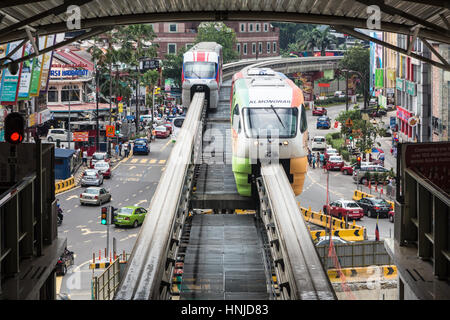 KUALA LUMPUR, MALAYSIA - 14. November 2015: Einschienenbahn Autos durchfahren der Bukit Bintang entfernt im Herzen der Hauptstadt Kuala Lumpur, Malaysia-cit Stockfoto