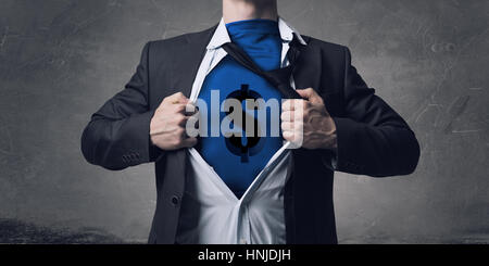 Geschäftsmann in klassische Pose reißt sein Hemd auf Brust Stockfoto