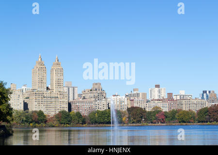 Die Aussicht aus dem Jackie Kennedy Onassis Reservoir zählt zu den wichtigsten Sehenswürdigkeiten des Central Parks Stockfoto