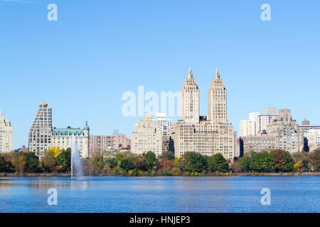 Die Aussicht aus dem Jackie Kennedy Onassis Reservoir zählt zu den wichtigsten Sehenswürdigkeiten des Central Parks Stockfoto