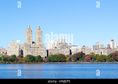 Die Aussicht aus dem Jackie Kennedy Onassis Reservoir zählt zu den wichtigsten Sehenswürdigkeiten des Central Parks Stockfoto